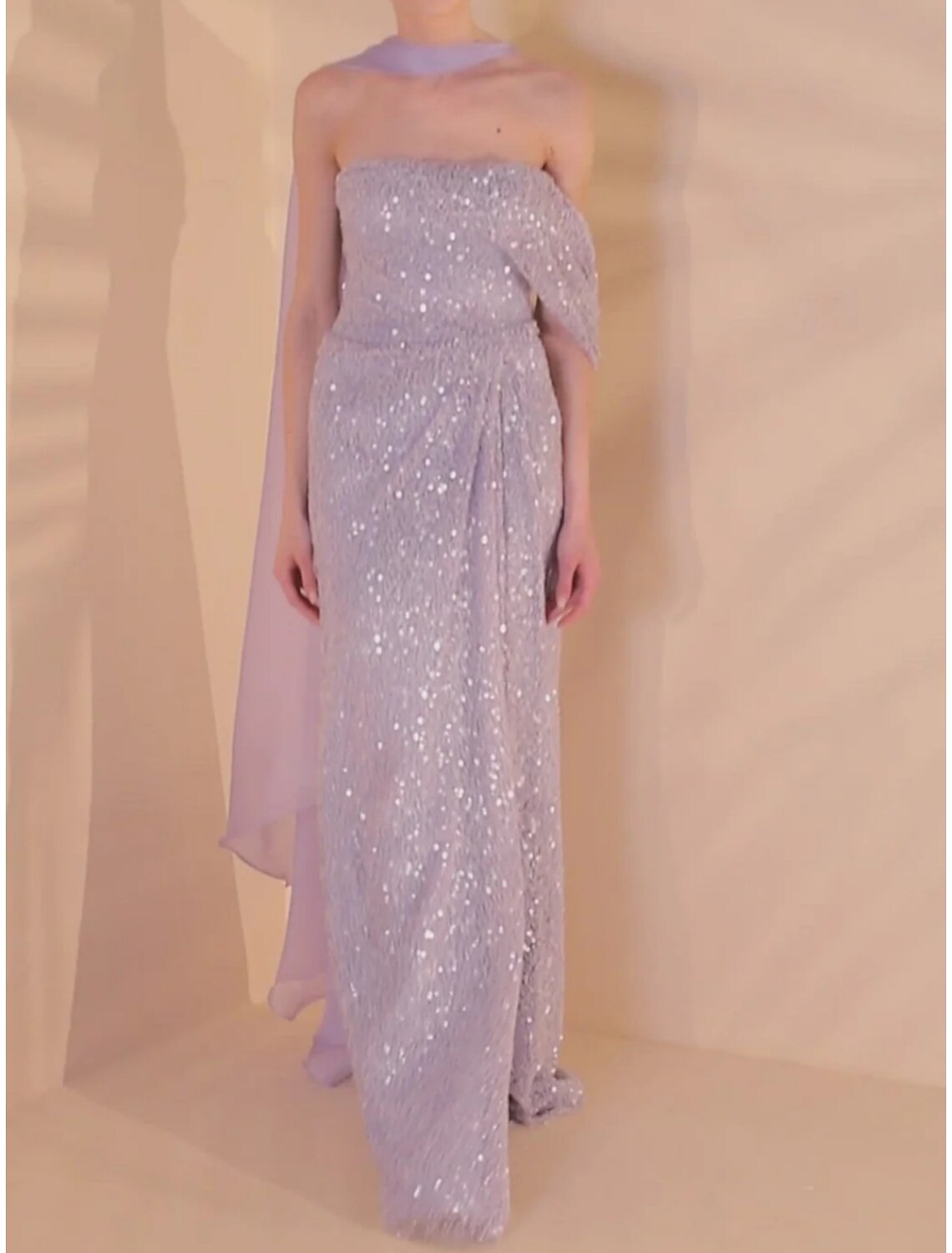 Abito da sera a trapezio, elegante, formale, con strascico a ruota, senza maniche, senza spalline, con paillettes e glitter, pieghe e spacco.